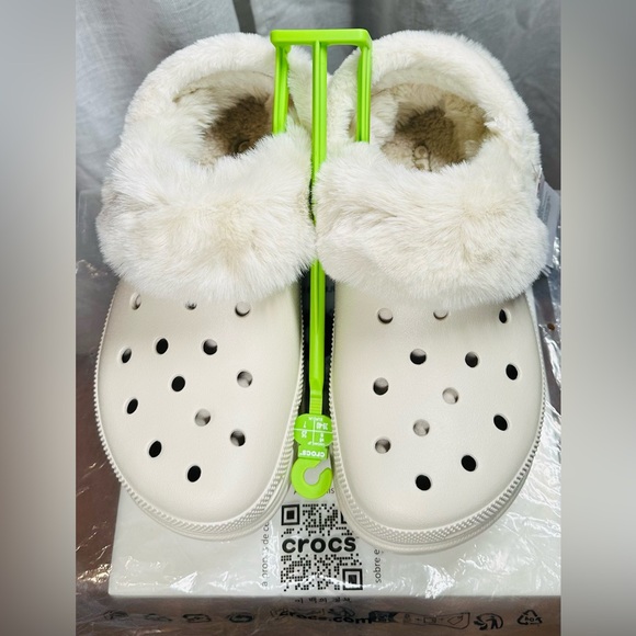 CROCS Women's Off-White Bae Fur-Lined Clogs - Picture 6 of 11